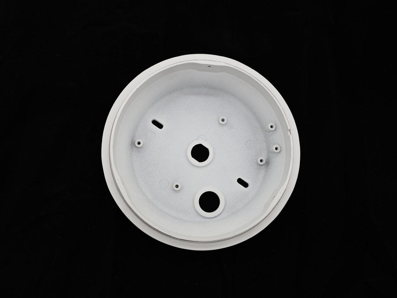 ما هي متطلبات الحماية التي يجب أن تلبيها مصبوبات تركيبات الإضاءة للاستخدام الخارجي؟